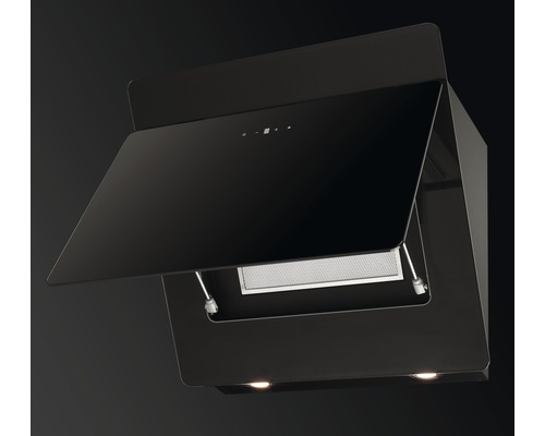 Dunstabzugshaube mit geöffneter Klappe und Beleuchtung