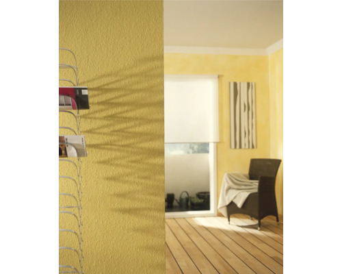 Wohnzimmer mit Wandregal für Zeitschriften, Sessel, Fenster und Holzboden