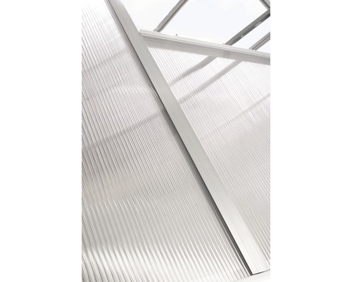 Detailansicht eines Gewächshauses mit Polycarbonatplatten und Aluminiumrahmen