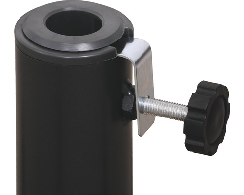 Detailansicht einer Stativstange mit Schraubklemme zur Befestigung