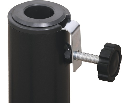 Detailansicht einer Halterung mit Schraube an einem Stativ