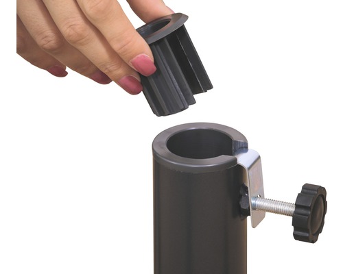 Hand setzt einen schwarzen Einsatz in ein Rohr mit Feststellschraube