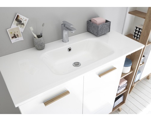 Modernes Badezimmer Waschbecken mit Armatur und Stauraum.