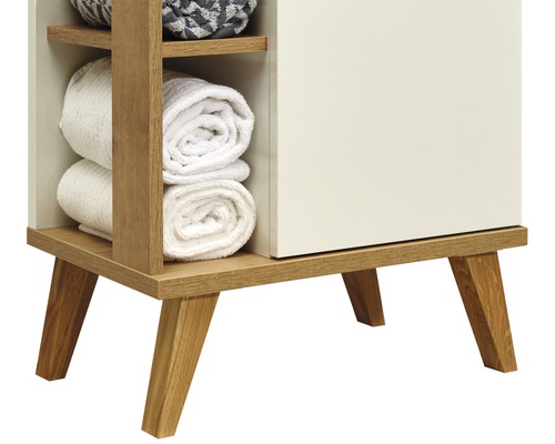 Badezimmerschrank mit Regalen und Handtüchern