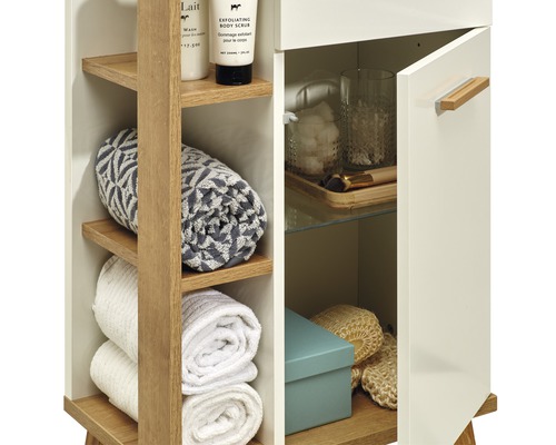 Badmöbel mit Regalen, Handtüchern und Badutensilien