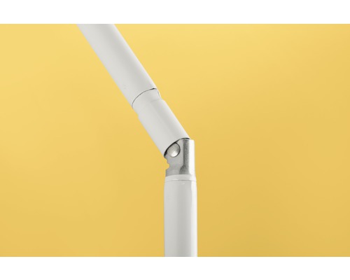 Detailaufnahme einer justierbaren, weißen Lampenhalterung