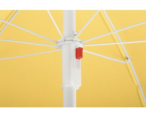 Detailansicht eines Sonnenschirms mit gelbem Stoff und weißem Gestell