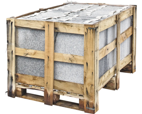 Holzkiste mit Steinplatten auf einer Palette