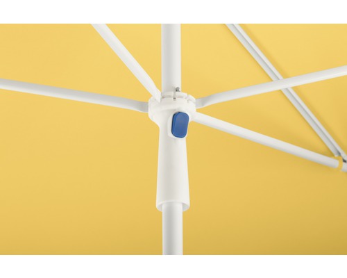 Detailansicht eines Sonnenschirms mit weißem Gestell und gelbem Schirmdach