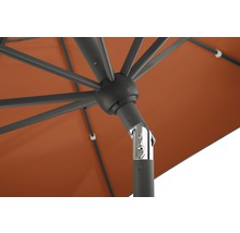 Detailansicht eines Sonnenschirms mit Streben und Mast