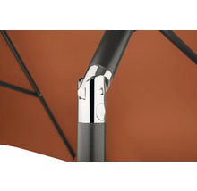 Detailaufnahme eines Sonnenschirms mit Metallgestell und braunem Schirmdach