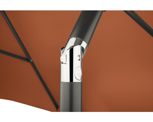 Detailaufnahme eines Sonnenschirms mit Metallgestell und braunem Schirmdach