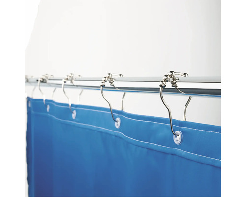 Blauer Duschvorhang mit Duschvorhangringen an einer Duschstange