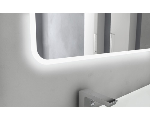 Beleuchteter Badezimmerspiegel über einem Waschbecken