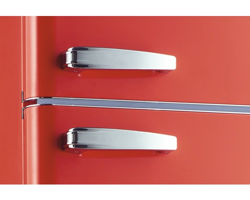 Detailansicht eines roten Kühlschranks mit Griffen