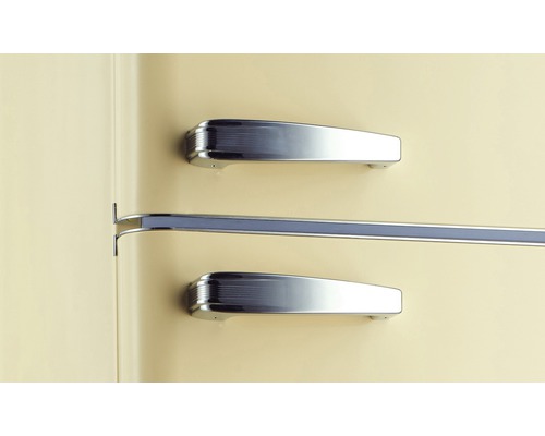 Detailansicht eines Kühlschranks mit Griffen