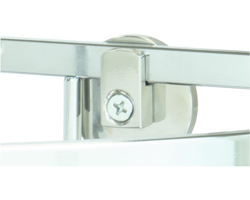 Detailansicht einer Handtuchhalterung aus Metall mit Schraube