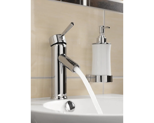 Waschtischarmatur aus Metall mit Seifenspender im Badezimmer