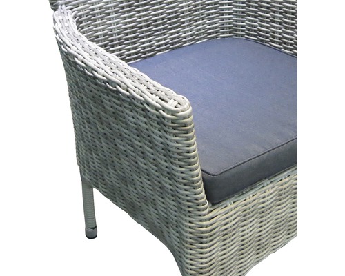 Detailansicht eines Rattansessels mit Sitzkissen