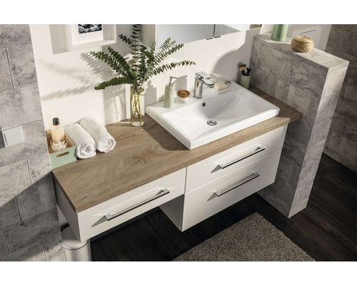 Badezimmer mit Waschtisch, Aufsatzwaschbecken, Armatur und Handtüchern