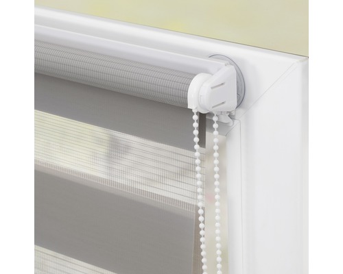 Graues Doppelrollo am Fenster mit Bedienkette