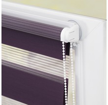 Detailansicht eines Rollos mit horizontalen Streifen und Kettenzug