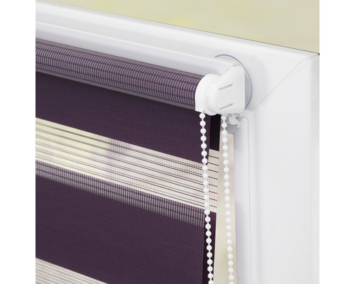 Detailansicht eines Rollos mit horizontalen Streifen und Kettenzug