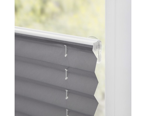 Graue Faltjalousie am Fenster