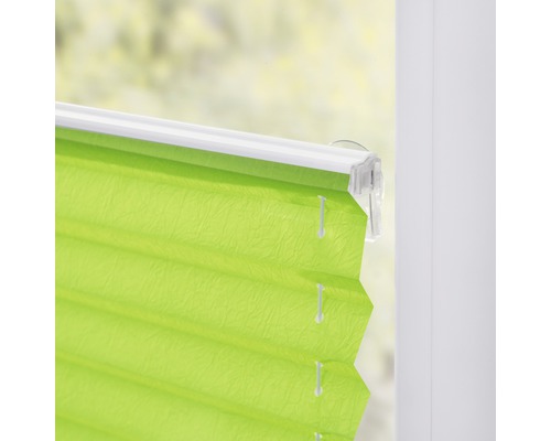 Nahaufnahme einer grünen Faltjalousie am Fenster
