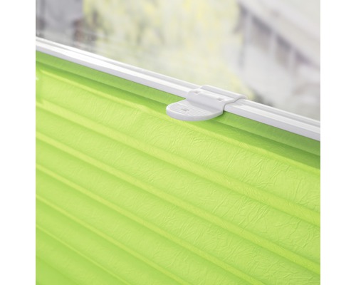 Grüne Plissee-Jalousie mit weißer Halterung für Fenster