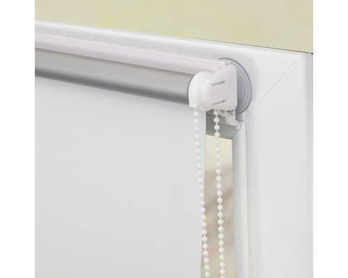 Detailansicht eines weißen Rollos mit Kettenzug an einem Fensterrahmen