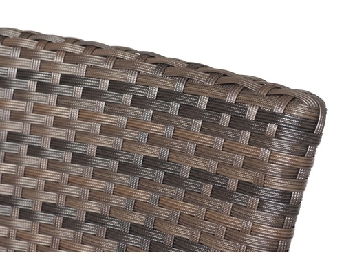 Detailansicht eines geflochtenen Gartenmöbelstücks