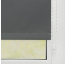 Graues Rollo am Fenster mit Bedienkette