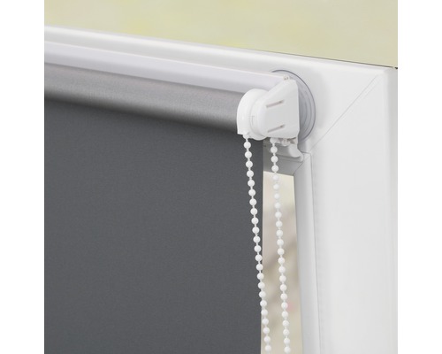 Graues Rollo am Fenster mit weißer Kette zur Bedienung