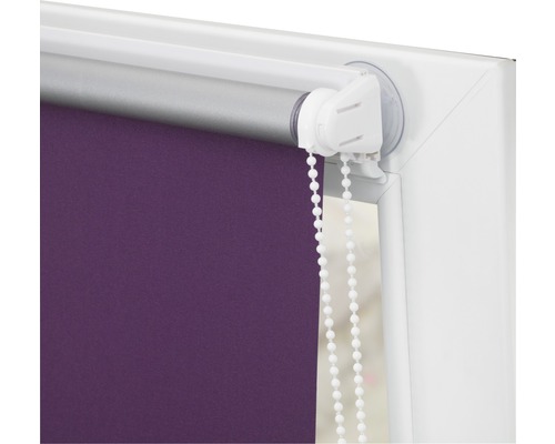 Lila Seitenzugrollo am Fenster