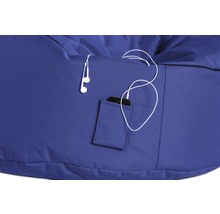 Detailaufnahme eines blauen Sitzsacks mit Tasche, in der sich ein Mobiltelefon befindet und Kopfhörer herausragen.