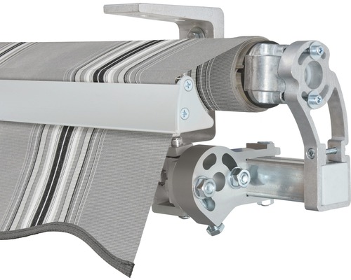 Detailansicht einer Gelenkarmmarkise mit Streifenmuster