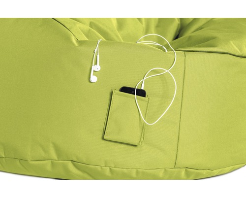 Nahaufnahme eines grünen Sitzsacks mit Tasche, Kopfhörern und Smartphone.
