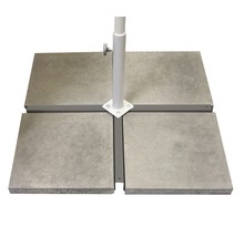 Quadratischer Sonnenschirmständer aus Beton mit Metallelementen