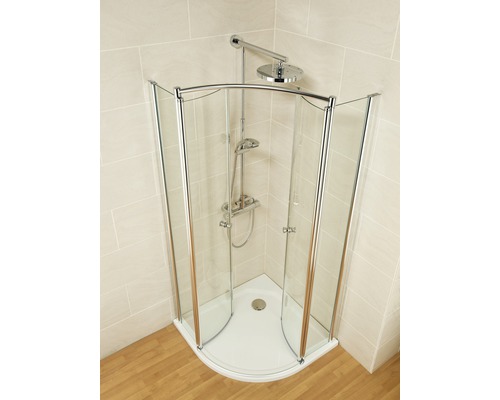 Eckdusche mit Duschkopf und Armatur in hellem Badezimmer.