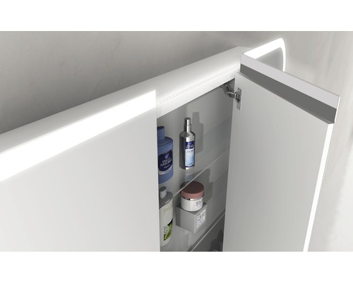 Geöffneter Badezimmerspiegelschrank mit Regalböden und Beleuchtung