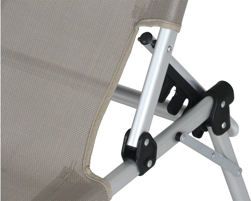 Detailaufnahme eines Campingstuhls mit Aluminiumrahmen und Textilsitz