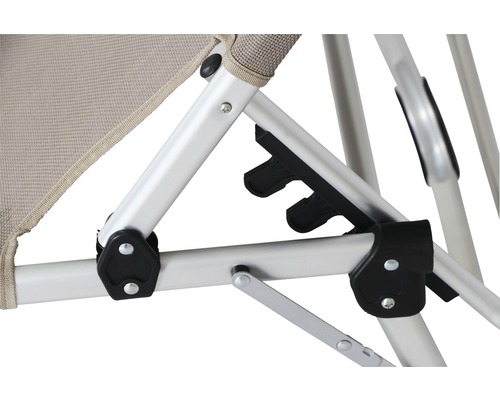 Detailansicht eines Campingstuhls mit Aluminiumrahmen und Textilsitzfläche