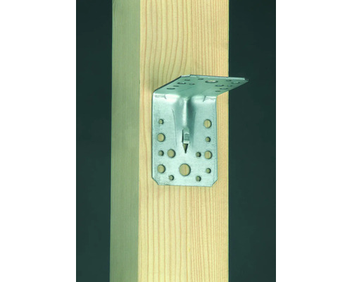 Metallwinkelverbinder an einem Holzpfosten befestigt