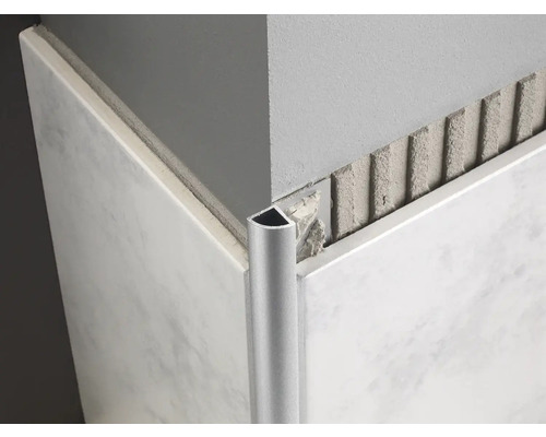 Eckansicht einer angebrachten Fliesenschiene