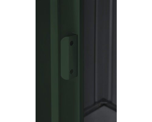 Detailansicht eines Gerätehauses mit Türriegel