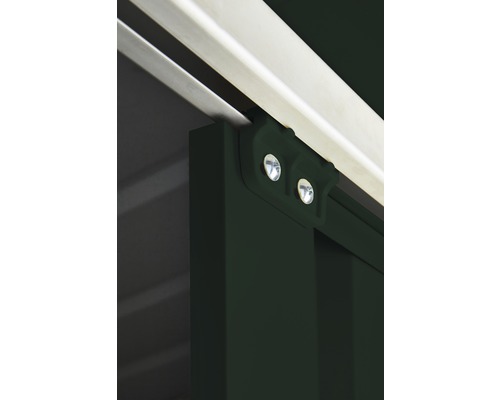 Detailansicht eines Metallgartenschrankes mit Schrauben