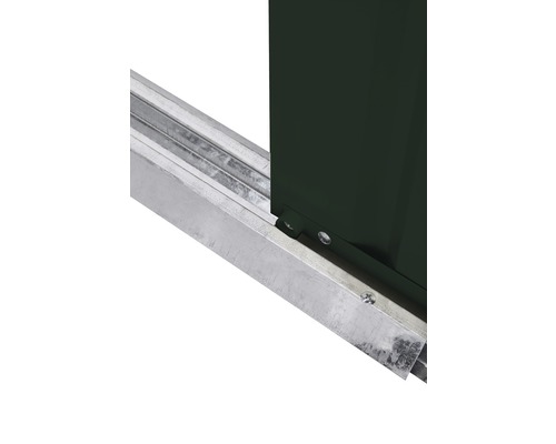 Detailansicht einer Schiebetür in einer Metallschiene.