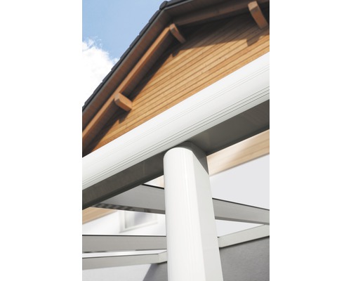 Detailaufnahme einer Terrassenüberdachung mit Stützpfosten und Holzdach