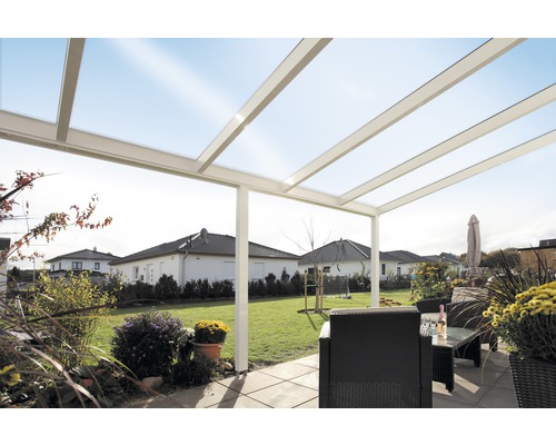 Terrassenüberdachung mit Gartenmöbeln auf Terrasse